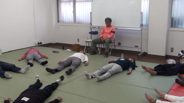 f002 百武先生の指示で行うATM(Awareness Through Movement)のグループレッスン
