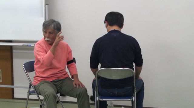 f005 「“ここかな、あそこかな?”と手を当てる場所を探さないでほしい。緊張している情報が伝わってしまうから」
