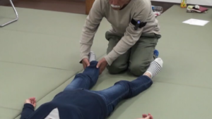 f010 3人一組のレッスンで、実施者ごとに違う指示を与える百武先生。
