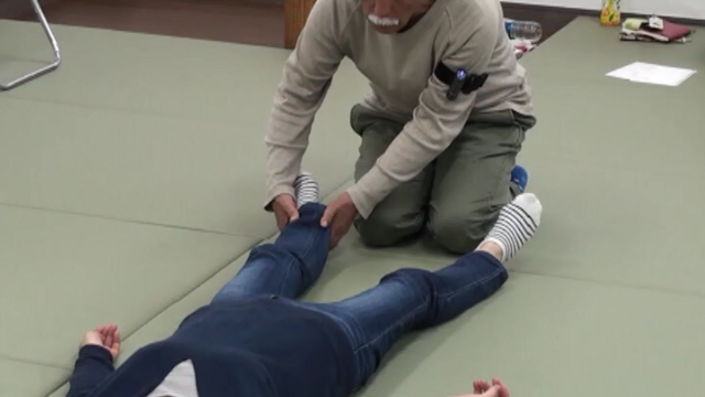 f010 3人一組のレッスンで、実施者ごとに違う指示を与える百武先生。