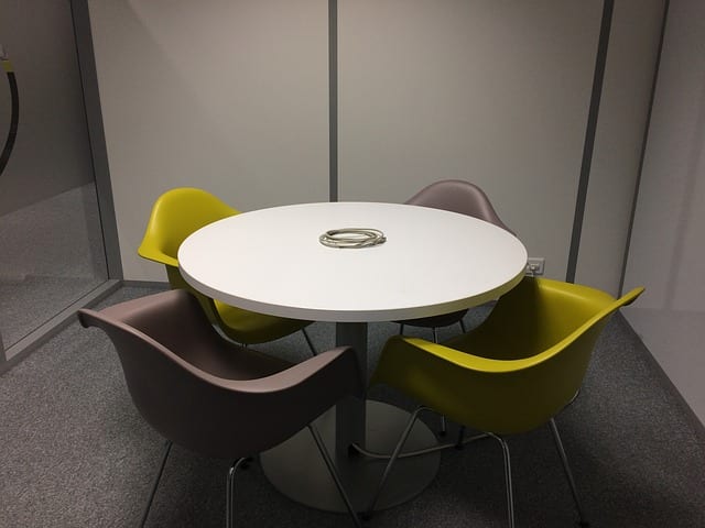 meeting-room-2170535_640 環境が私たちに与える感情的影響は大きい